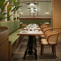 Ensemble de mobilier de restaurant moderne, tables à manger en bois avec chaises à dossier en rotin et banquette en tissu vert pour café