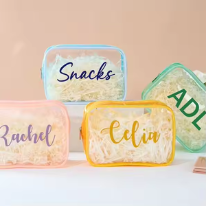 Bolsa de Viaje Impermeable para Maquillaje y Artículos de Aseo, Personalizada con Letras Impresas en Serigrafía, de Cuero PU Transparente Color Caramelo - Product Image 2