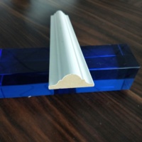 Moulures et plinthes en MDF blanc pré-peint au design moderne