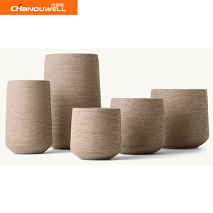 Ensemble de jardin rustique extérieur de style moderne et luxueux avec jardinière en terre cuite pour la plantation et la décoration. - Product Image 2