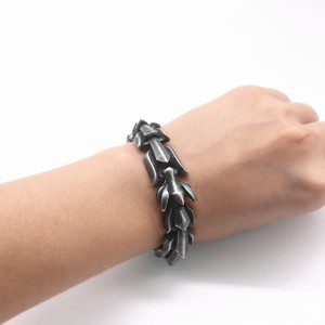 Yunnique Elegante Brazalete de Acero de Titanio Negro con Diseño Geométrico de Planta, Joyería Unisex, Brazalete de Acero Inoxidable 316 - Product Image 4
