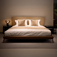 Lit inclinable minimaliste italien en cuir matelassé, avec pieds en métal fins, moderne et luxueux, rembourré pour chambre de villa