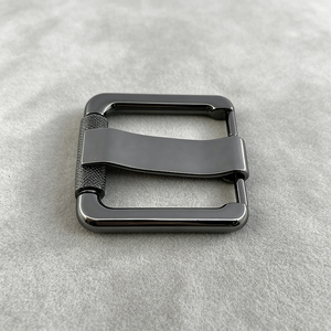 Hebilla de cinturón informal con marco de caja, chapada en acero y lateral texturizado, para cinturones de cuero - Product Image 1