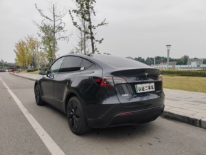 Tesla Model Y <span class=keywords><strong>2024</strong></span> d'occasion, SUV électrique à propulsion arrière, batterie LFP de 60 kWh, autonomie de 554 km, pilotage automatique, bien entretenu, prêt à être expédié - Product Image 4