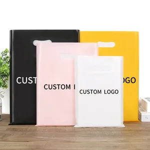 MOQ 100PCS Shopping Bag in plastica con stampa personalizzata bianco rosa giallo nero marchiato in plastica con manico fustellato con Logo