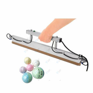 Machine d'emballage à flux semi-automatique à grande vitesse pour bombes de bain, sels de bain, feuilles d'aliments, 180 pièces par minute, populaire sur le marché américain - Product Image 3