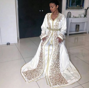 Lehenga Choli Elegante y Moderno, de Seda, para Fiestas y Bodas, Adornado con Cuentas de Cristal y Pedrería, Atuendo de Lujo - Product Image 1
