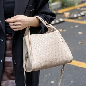 ODM y OEM, Primavera/Verano 2026, Nuevo Bolso de Hombro y Bandolera Casual de Moda, Bolso Tipo Cubo de Cuero Genuino Premium con Grabado para Mujer - Product Image 1