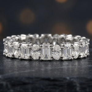Bague d'éternité classique pour femme en or premium avec diamants naturels de 2,94 carats, taille ovale et taille émeraude alternées - Product Image 3