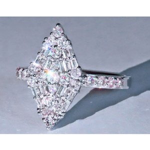 Elegante anello a rombo in tonalità argento per donna, gioielli alla moda con design intarsiato scintillante - Product Image 2