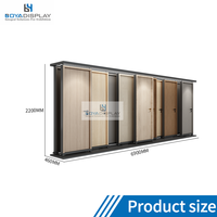 Présentoir robuste en bois pour portes avec système de tirage horizontal pour exposition de portes intérieures en showroom