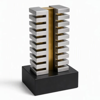Trophée en résine médaillon, disque argenté avec canal doré en Y, gravure personnalisée, impression UV, récompense écologique sur piédestal cintré