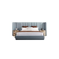 Lit king size avec tête de lit large, design minimaliste, revêtement en cuir souple, mobilier italien de luxe.