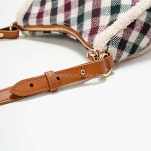 Bolso de Hombro de Mujer de Cuero PU con Diseño Coreano y Patrón de Letras, Cierre de Cremallera, Gran Capacidad, Impermeable y Portátil - Product Image 4