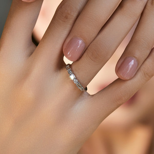 Anillo fino apilable de plata de ley S925 con incrustaciones de circonita redonda y rectangular, joyería elegante para mujer, para uso diario y como regalo. - Product Image 2
