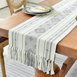 Camino de mesa decorativo de macramé tejido moderno de pueblo urbano al por mayor con borlas para decoración de mesa de Patio del hogar - Product Image 1