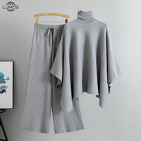 Ensemble deux pièces Lumos pour femme : pantalon large à col montant et pull tricoté style cape, idéal pour l'été