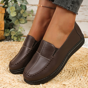 Mocasines de Mujer en Cuero Genuino Color Borgoña, Diseño Cosido a Mano, Punta Cerrada, Suela de Goma Flexible, Cómodos y Casuales - Product Image 2