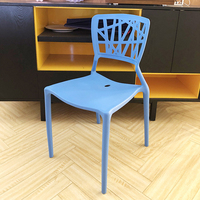 Chaise de salle à manger en forme de z en pu, chaise de salle à manger en plastique de haute qualité, ensemble table et chaise pour 4 personnes
