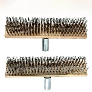 Brosse métallique en acier inoxydable à long manche en bois pour le nettoyage et l'élimination de la rouille sur les sols extérieurs et les patios - Product Image 2