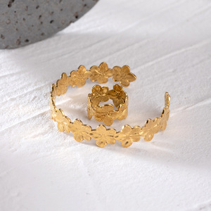 Brazalete Abierto con Diseño de Flor en Tono Dorado, Joyería Unisex, Accesorio de Moda - Product Image 4