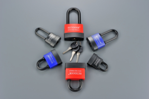 RICHDOOR 45/55/70/80mm de ancho grillete carcasa de plástico de Pvc candado de hierro candados y llaves baratos a granel - Product Image 3