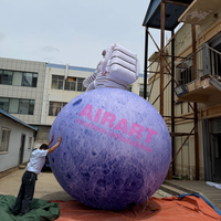 Astronaute Géant Gonflable Assis sur la Lune, Modèle Planétaire, Installation Artistique Thème Spatial pour Affichage en Centre Commercial et Décoration d'Événements