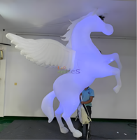 Cheval de saut géant volant à DEL avec ailes pour publicité extérieure, événement, fête et spectacle.