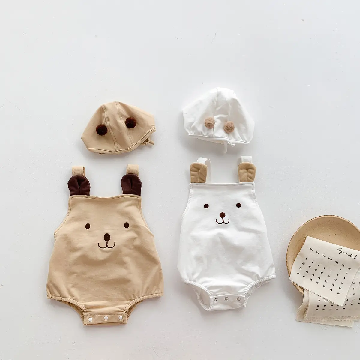 여름 2022 새로운 아기 소년과 소녀 귀여운 곰 민소매 스트랩 가방 romper 아기 멜빵 romper 2 조각 세트