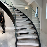 Escalier incurvé de villa, marches et contremarches en marbre de pierre naturelle, projet personnalisé