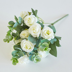 Fleurs décoratives artificielles en soie exquises, petites roses et eucalyptus, pour hôtel et usage extérieur, vente en gros en Chine - Product Image 6