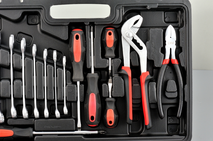 81pcs组合套筒扳手工具包完整的全车维修零件工具扳手套装在工具箱中