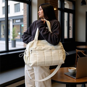 กระเป๋าสะพายข้างสำหรับผู้หญิงสำหรับเล่นกีฬาและฟิตเนส สีขาวนวล ความจุขนาดใหญ่ น้ำหนักเบา กระเป๋าเดินทางพร้อมช่องภายใน - Product Image 1