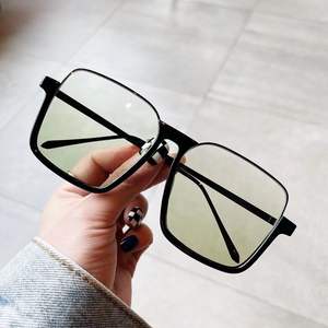 แว่นกันแดดทรงเหลี่ยมกรอบโลหะสำหรับผู้หญิง รุ่นใหม่ สีดำ เลนส์ PC ป้องกันรังสียูวี 400  แบบที่ 3 ดีไซน์สี่เหลี่ยม รุ่น D1-60453 ไถโจว - Product Image 1