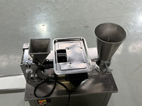 Machine automatique en acier inoxydable pour la fabrication de raviolis, samosas et empanadas, avec options de garniture à la viande et au chou