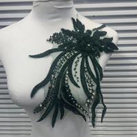 Tissu en dentelle orné de perles de cristal colorées, de paillettes et de strass, avec appliqué brodé pour robes de mariée et costumes de spectacle