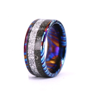 New Hot damasco Titanium Wedding <span class=keywords><strong>Band</strong></span> Design <span class=keywords><strong>One</strong></span> Side artificiale e schiacciato autentico Gibeon Meteorite intarsio anello uomo - Product Image 3
