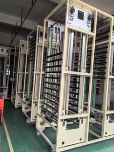 Jalur perakitan terus-menerus otomatis kustom pengangkat barang bawaan peralatan pengangkat kargo konveyor baki bolak-balik vertikal - Product Image 4