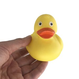 Venta al por mayor de diseño personalizado amarillo pato de goma lindo juguete de piscina flotante para bebés pequeños juguetes promocionales - Product Image 1