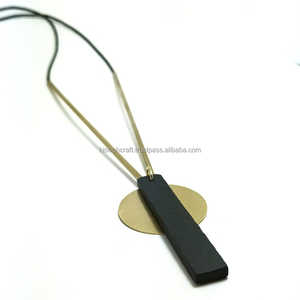 Collier en acrylique à la mode de qualité supérieure bijoux avec pendentif naturel en gros - Product Image 1