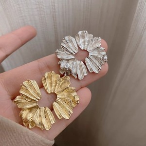 Boucles d'oreilles statement en alliage texturé, motif fleur creuse, pétales irréguliers, géométriques, bijoux d'oreille or et argent pour femme - Product Image 1