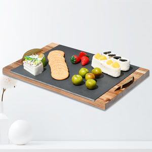 Plateau de service à steak en bois de haute qualité avec ardoise noire résistante aux hautes températures et poignée en métal - Product Image 3