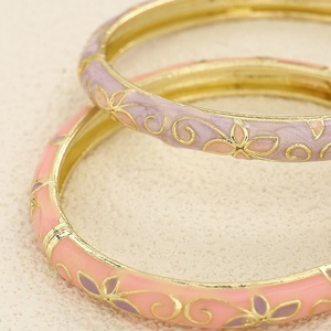 ขายส่งของที่ระลึกการเดินทาง กำไลข้อมือโลหะเคลือบสีสำหรับผู้หญิง รูปวงรีหลากสีสัน ลายใบโคลเวอร์สี่แฉก ของขวัญ - Product Image 3