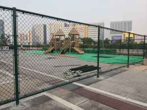 Clôture en treillis métallique revêtu de vinyle pour terrain de tennis, personnalisée en usine, avec barres intérieures en acier, barrière de protection pour le baseball - Product Image 2