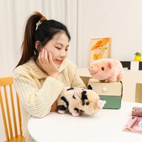 Peluche de cochon réaliste en fourrure tachetée douce et câline, en position debout avec queue recourbée, pour décoration de chambre, boutiques de cadeaux et présentation
