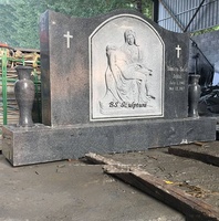 Monument funéraire en granit noir sculpté à la main sur mesure avec sculptures de fleurs