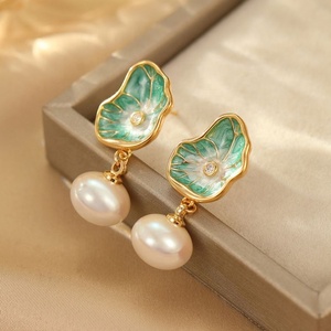 Pendientes Versátiles de Alta Gama con Diseño de Pintura al Óleo de Estilo Chino, Hoja de Lotus Colorida, Imitación de Concha de Caballito, Perlas, Aretes Modernos - Product Image 1