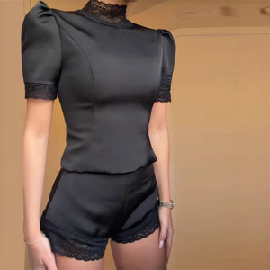 Conjuntos <span class=keywords><strong>de</strong></span> Top Corto <span class=keywords><strong>con</strong></span> Borde <span class=keywords><strong>de</strong></span> Encaje Satinado para Mujer, Primavera-Verano, <span class=keywords><strong>Blusa</strong></span> <span class=keywords><strong>con</strong></span> Cuello Alto y Hombros Acolchados, Pantalones Cortos <span class=keywords><strong>de</strong></span> Cintura Baja, Atuendos Femeninos 2026 - Product Image 1