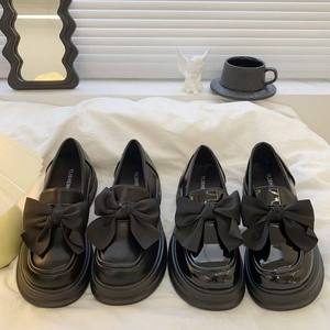 รองเท้าโลฟเฟอร์แบบสวมสำหรับผู้หญิงสีดำ สไตล์ฤดูร้อนใหม่ ดีไซน์เฉพาะตัว ประดับโบว์ พื้นหนา สไตล์อังกฤษ วินเทจ หนังแท้ รองเท้าแบบสวม - Product Image 3