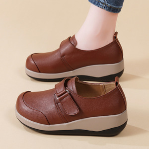 รองเท้าส้นตึกหนาสำหรับผู้หญิง หนังแท้ สไตล์เกาหลี ลำลอง ใส่สบาย แบบสวม รองเท้าคุณแม่ - Product Image 2